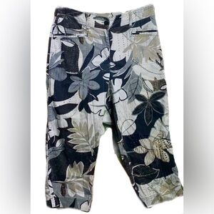 Chicos Floral Gray, White, Black, Taupe Cropped Pants Size 0.5 (6-8) EUC